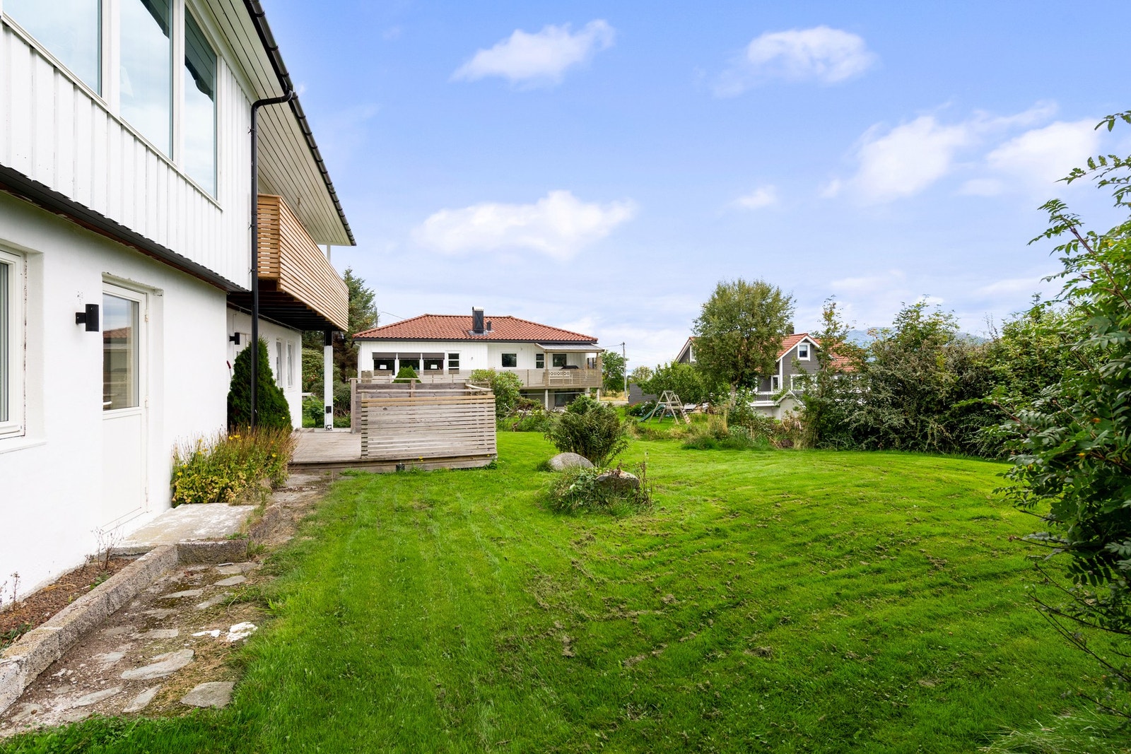 Romslig hage - perfekt for barnefamilier. Galleribilde