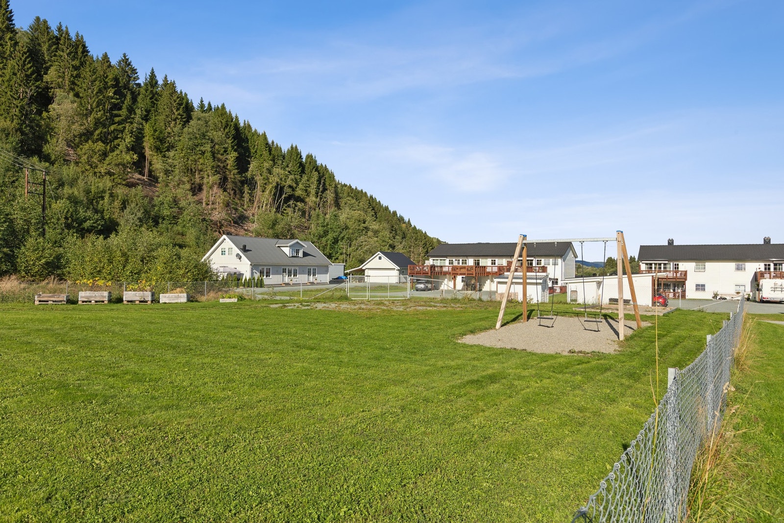 Her bor du i et trygt og rolig nabolag som er spesielt tilrettelagt for familier, med lekeplass og gode uteområder som skaper et naturlig samlingspunkt for både store og små. Galleribilde
