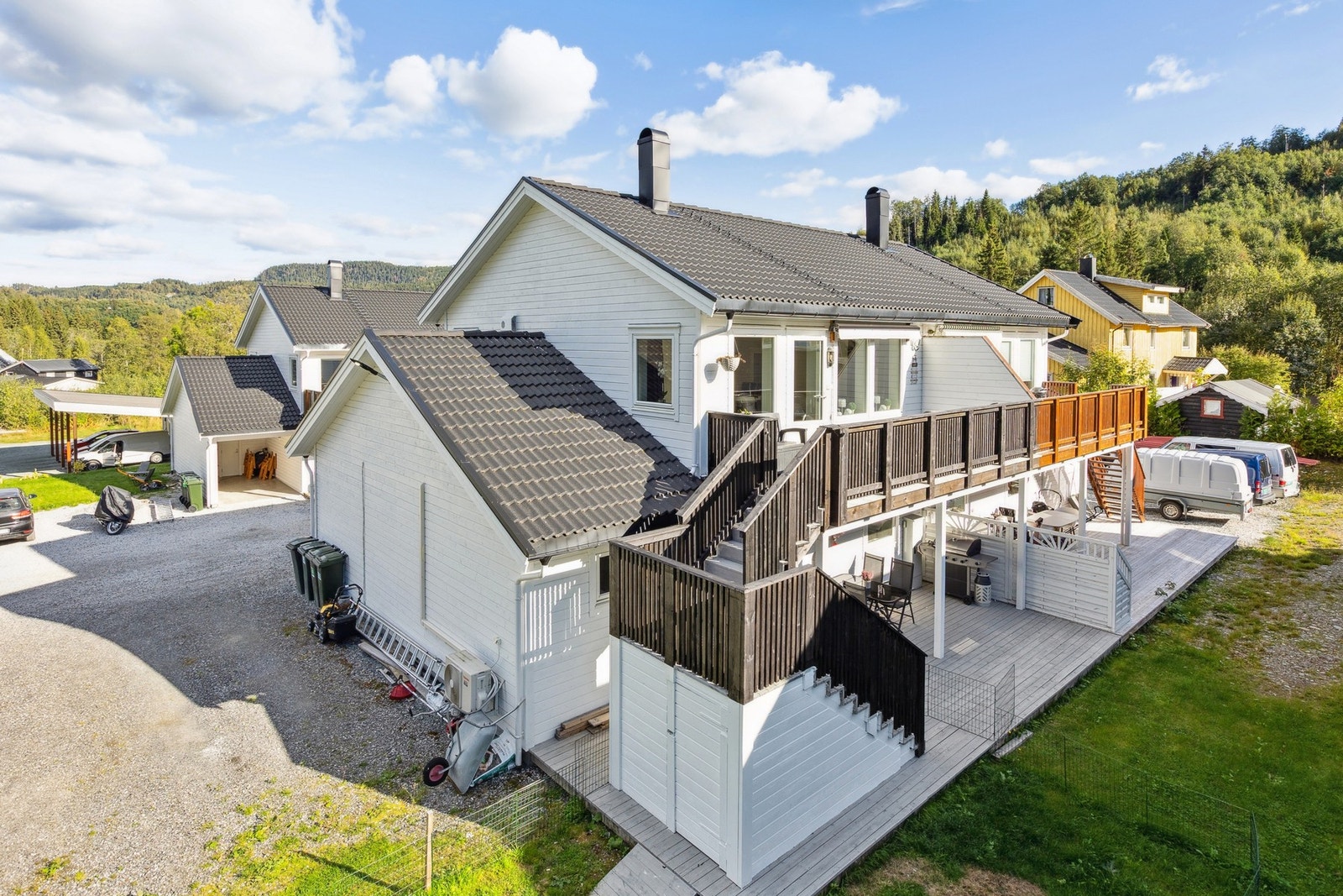 Her får du en nyere bolig med god standard, gjennomtenkt planløsning og en beliggenhet som kombinerer det beste fra både landlige omgivelser og nærhet til sentrum. Galleribilde