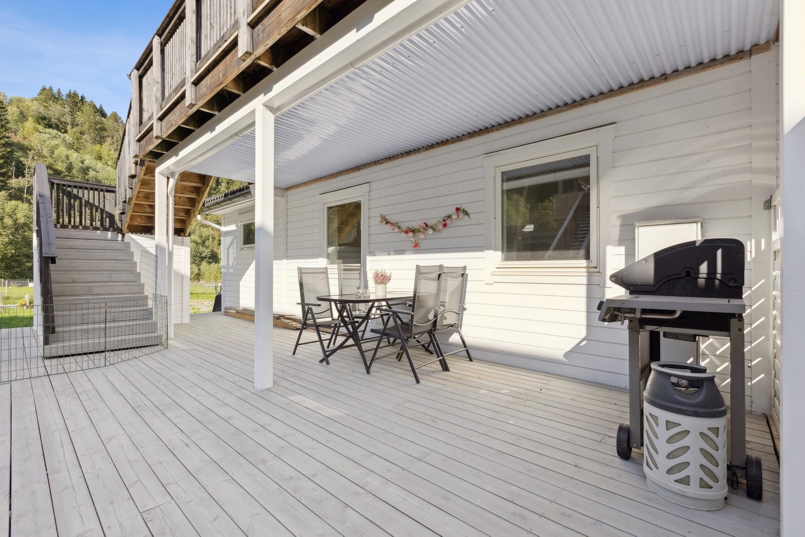 Boligen har en flott, vestvendt platting på hele ca. 36 kvm, plassert på bakkeplan med adkomst opp i andre etasje via trapp. Galleribilde