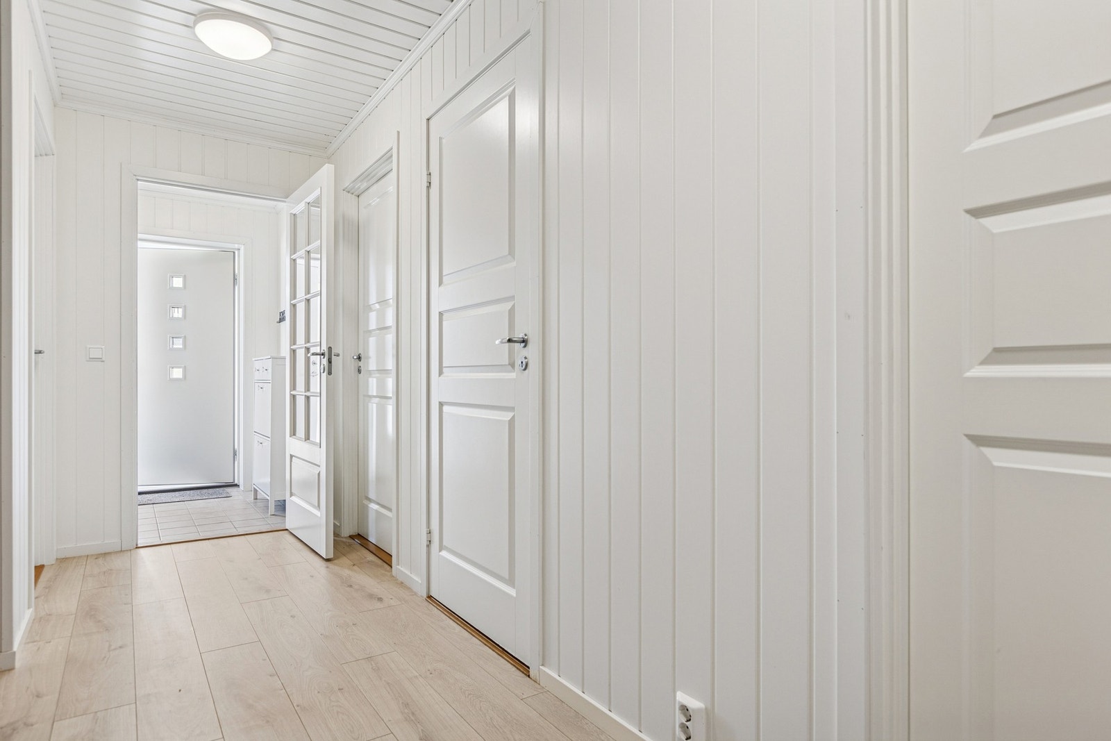 I første etasje møtes du av et praktisk vindfang med tilknyttet bod, samt entré og gang med god plass til oppbevaring. Galleribilde