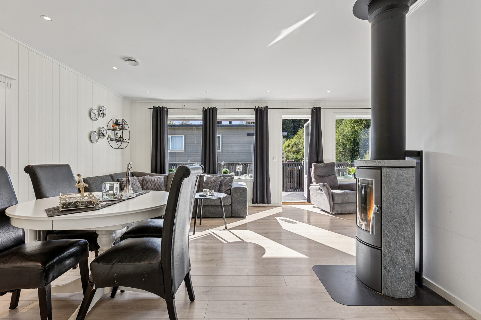 2. etasje byr på en romslig stue med delvis åpen kjøkkenløsning, et moderne bad og utgang til en solrik terrasse på ca. 14 kvm. Galleribilde