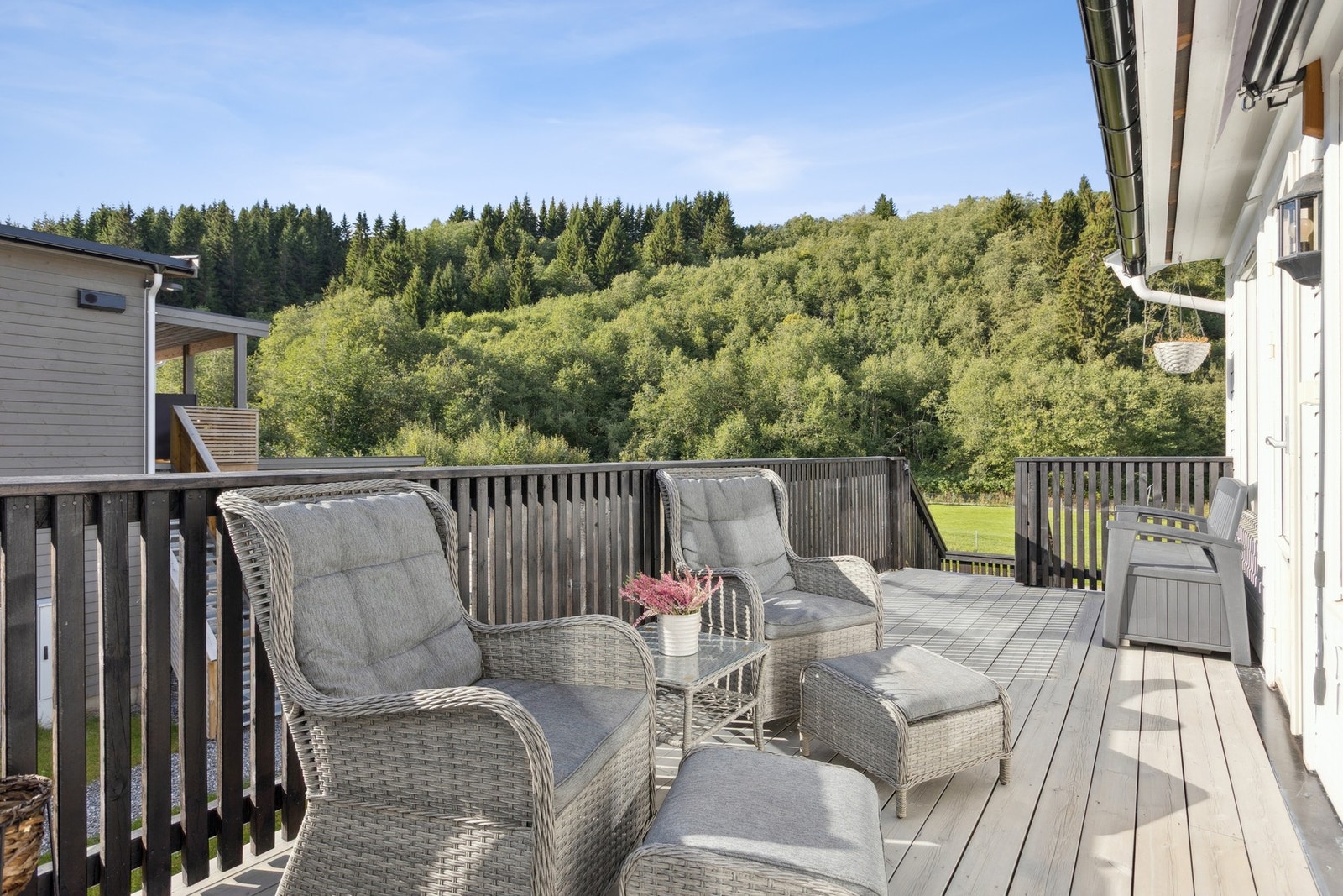 Boligen har et bruksareal på 111 kvm, fordelt over to etasjer, og er perfekt for både barnefamilier, etablerere og alle som ønsker seg et moderne hjem med lite vedlikeholdsbehov. Galleribilde