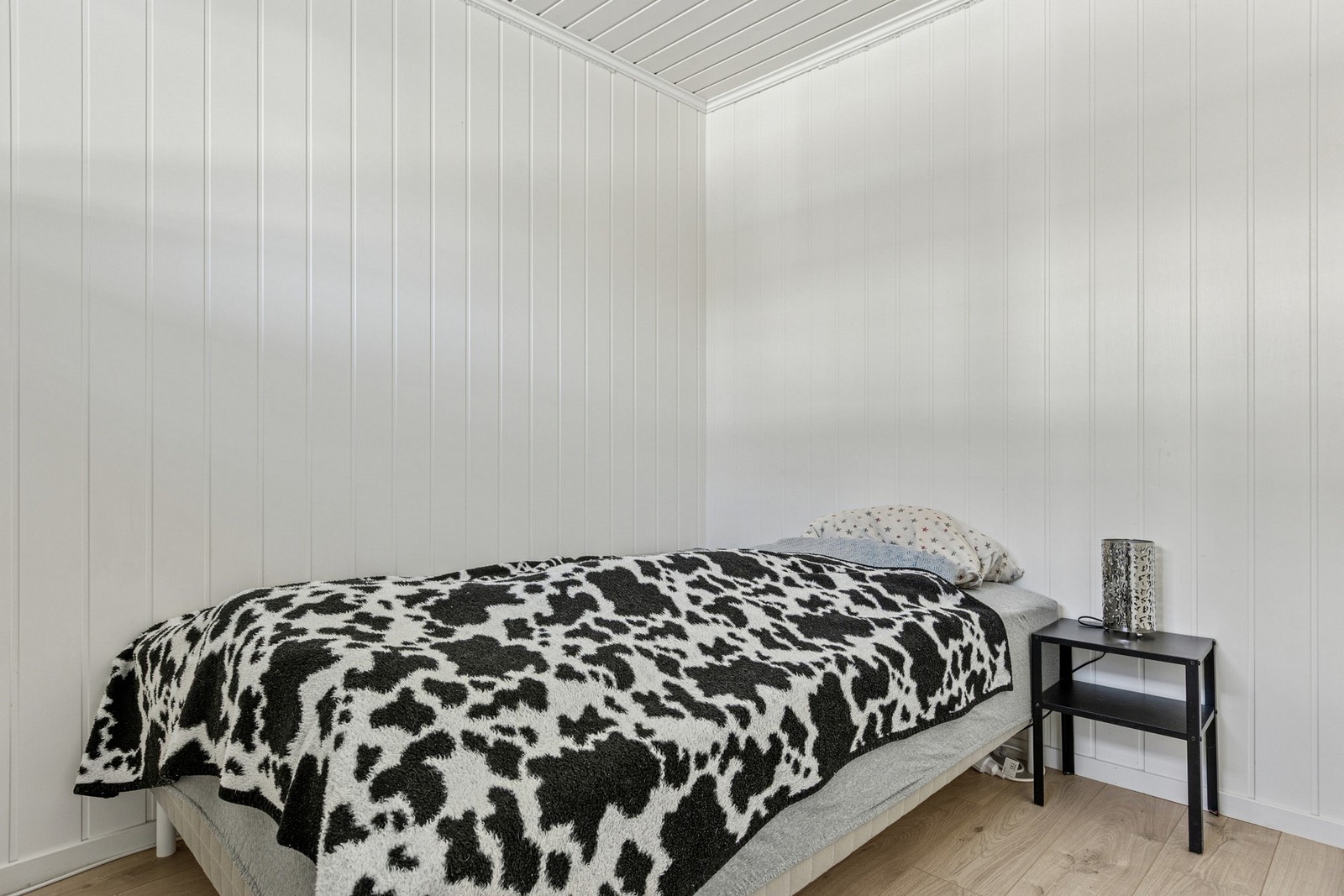 Boligen har tre soverom, alle plassert i første etasje - en praktisk løsning som gir et godt skille mellom oppholdsrom og private soner. Galleribilde