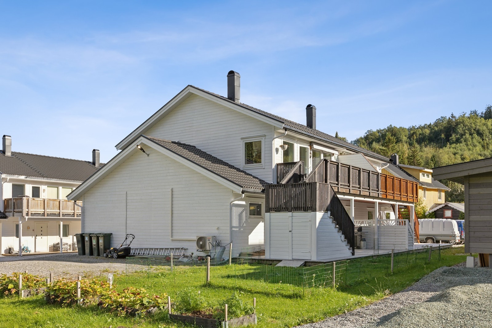 Her får du et innflytningsklart hjem med gjennomgående standard, lave vedlikeholdsbehov og alle kvaliteter du forventer av en ny bolig - et perfekt sted å etablere seg for både barnefamilier og etablerere. Galleribilde