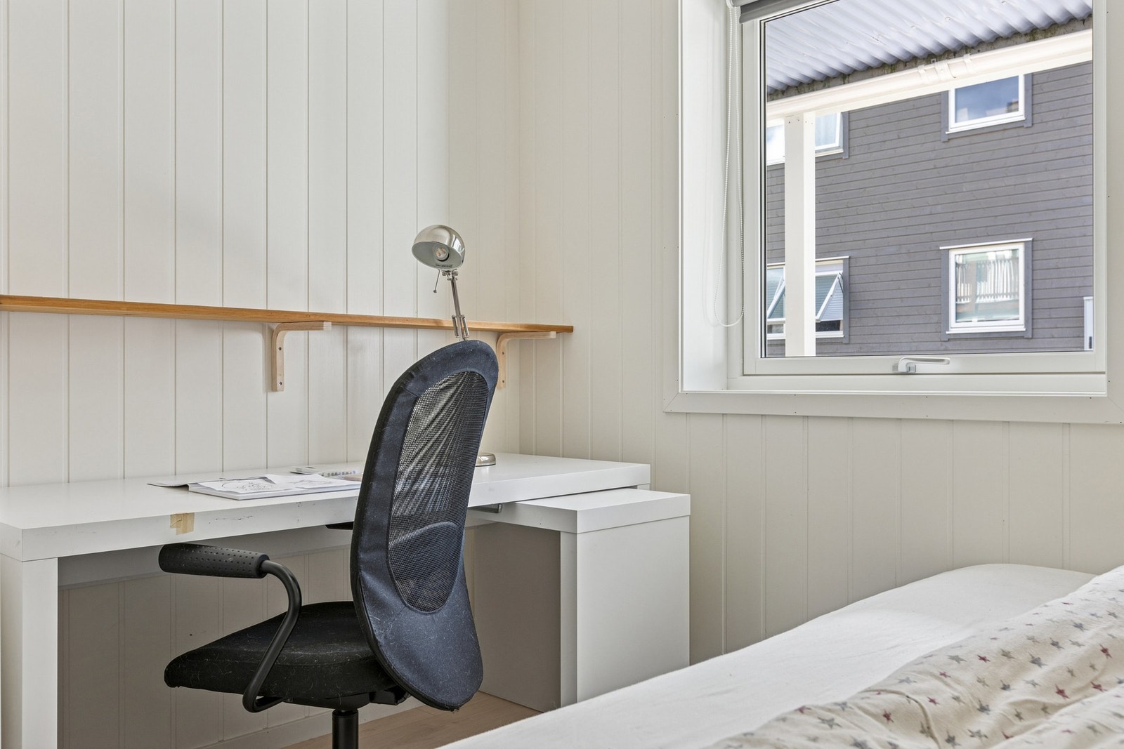 Rommene er fleksible og enkle å møblere, og med nøytrale overflater kan man enkelt sette sitt eget preg og tilpasse rommene til ulike livssituasjoner. Galleribilde