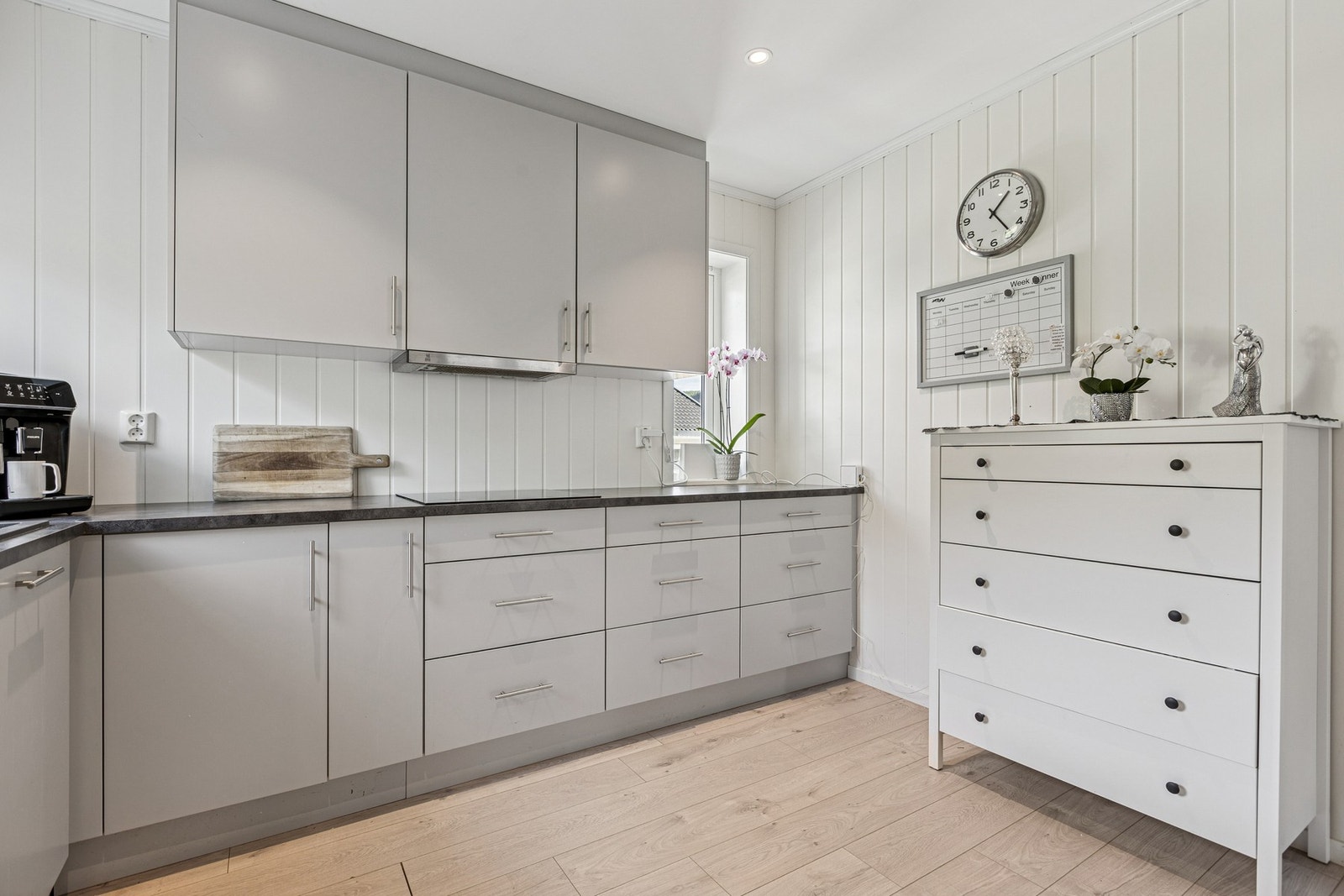 Med tidløse materialvalg og et praktisk design er kjøkkenet enkelt å innrede etter egen stil - enten du ønsker en moderne, minimalistisk look eller et mer personlig preg med varme detaljer. Galleribilde