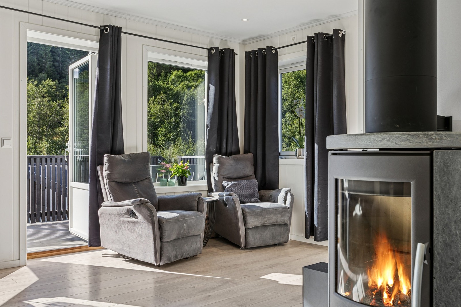 Fra stuen har du direkte utgang til en vestvendt balkong på ca. 15 kvm - en forlengelse av oppholdsrommet som blir et naturlig sted å trekke ut på varme sommerdager. Galleribilde