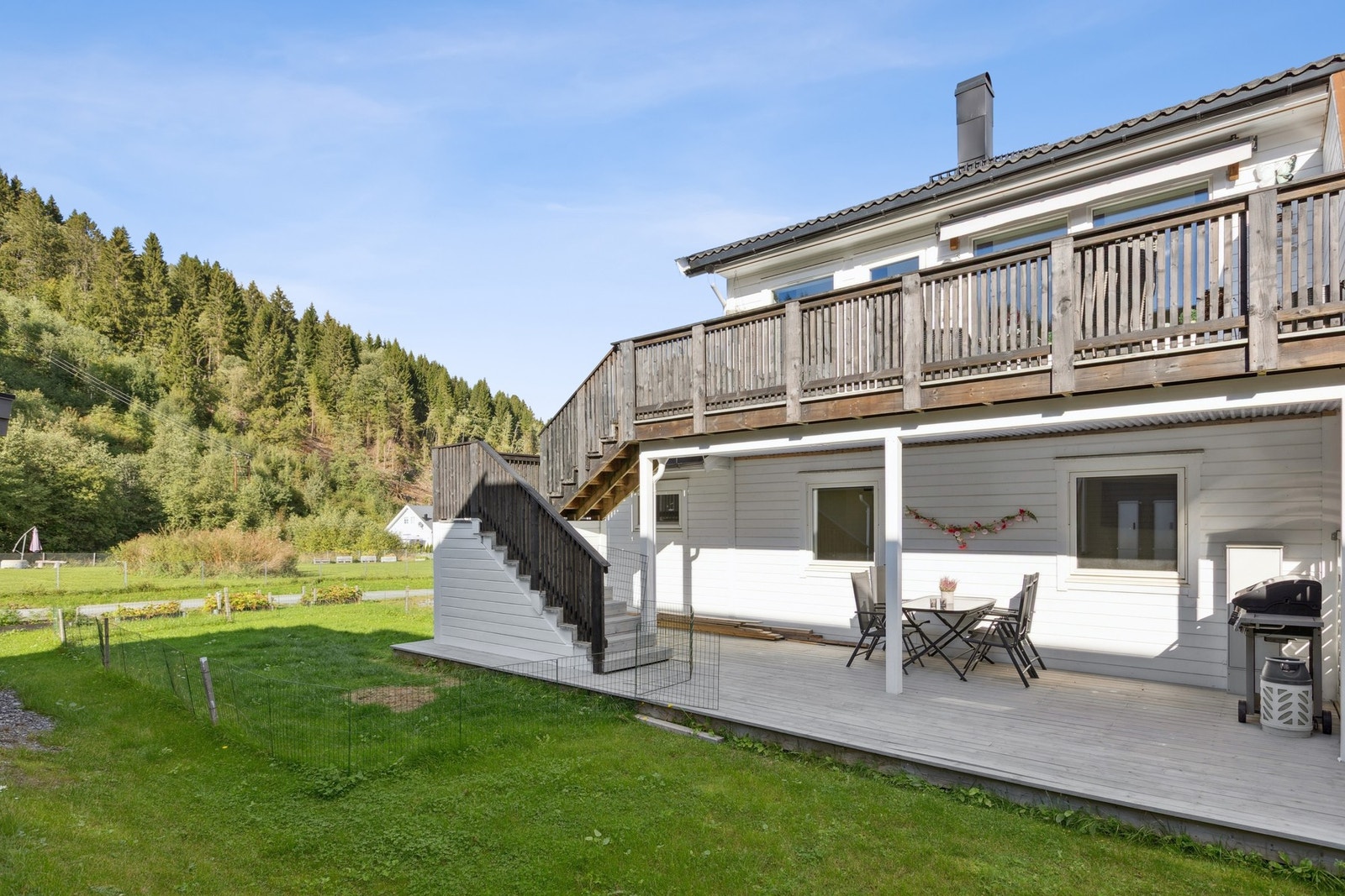 Den solrike beliggenheten og den gode størrelsen gjør terrassen til et av boligens store høydepunkter - et uterom med mange bruksmuligheter gjennom hele sesongen. Galleribilde