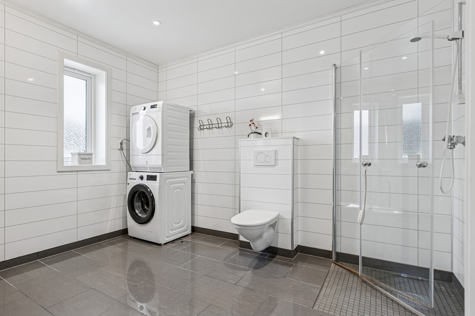 Boligen har to moderne bad - ett i første etasje og ett i andre etasje. Galleribilde