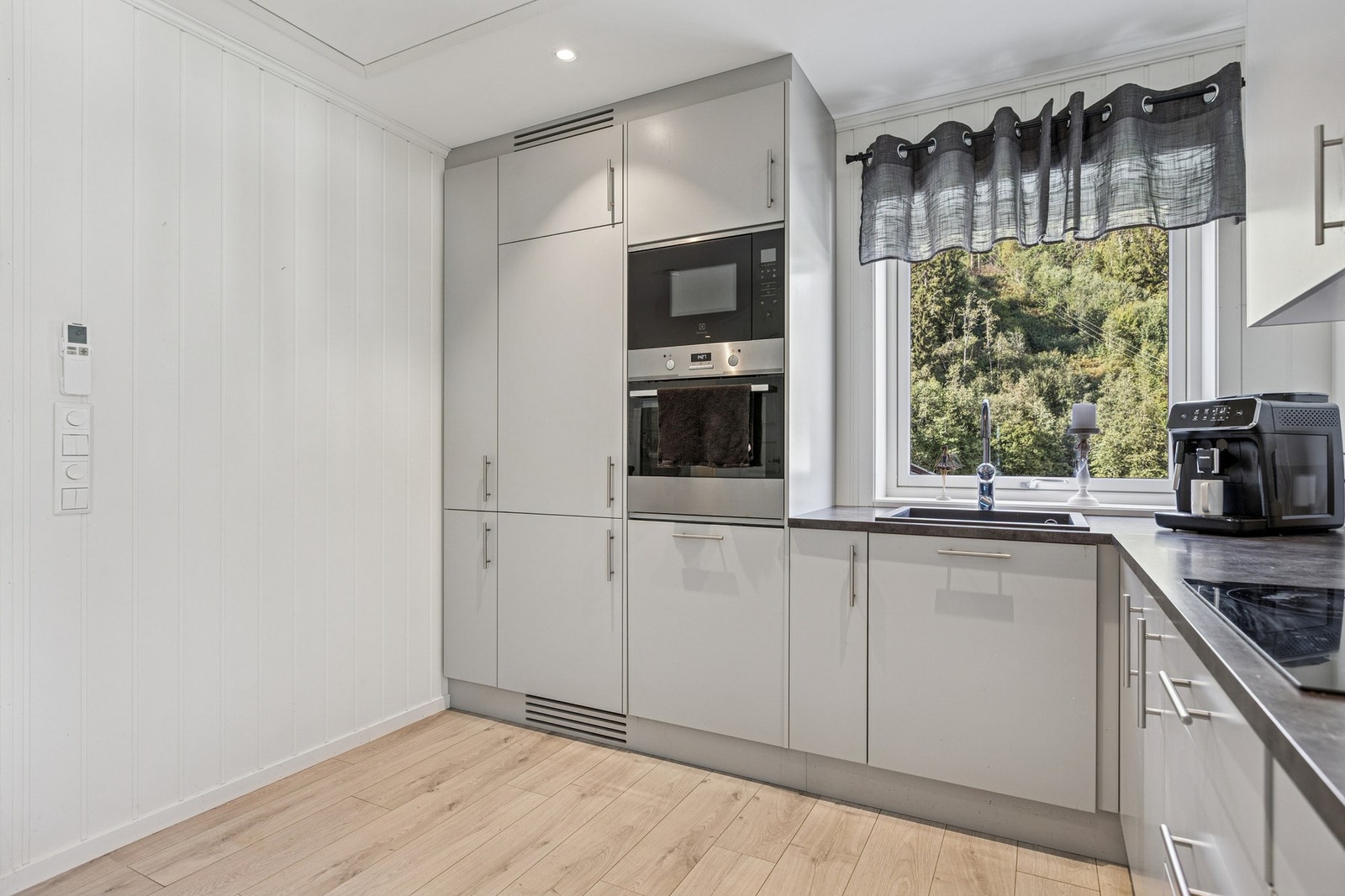 I boligen finner du blant annet balansert ventilasjonsanlegg for et sunt inneklima, gulvvarme i våtrom/entrè og smakfulle overflater som gir et helhetlig og tidløst preg. Galleribilde