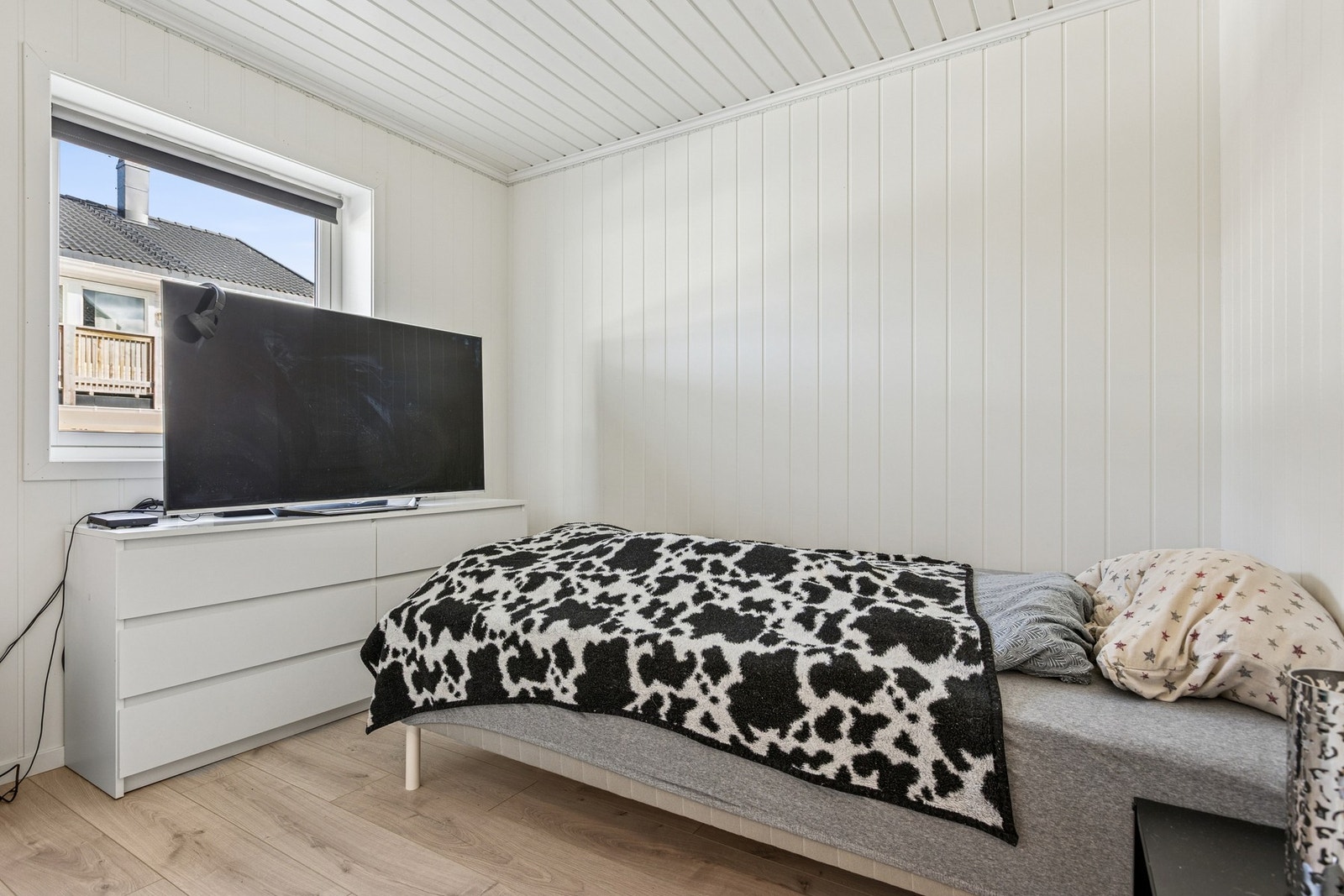 Soverom 2 er på 8 kvm og har en praktisk størrelse med plass til både seng og garderobeløsning. Galleribilde