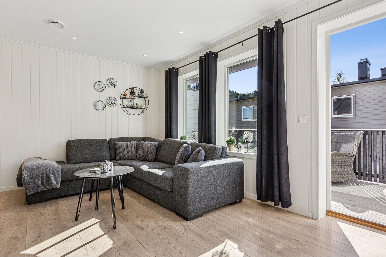 Stue og kjøkken utgjør hele 41,5 kvm og gir en lys, romslig og fleksibel oppholds sone med plass til både sofagruppe, spisebord og innredning etter behov. Galleribilde