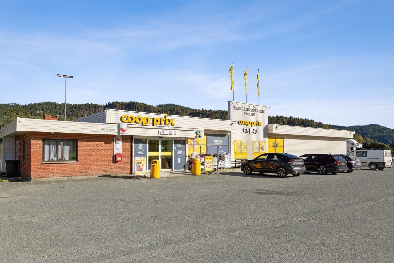 I Hovin sentrum finner du blant annet Coop Prix med post i butikk, barneskole, barnehage, ballbinge og kunstgressbane - alt innenfor gangavstand fra boligen. Galleribilde