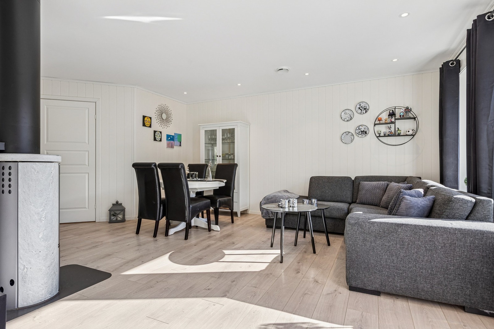 Rommet er utformet med en moderne og praktisk planløsning i åpen forbindelse med kjøkkenet, noe som gjør det enkelt å kombinere matlaging, måltider og sosialt samvær. Galleribilde