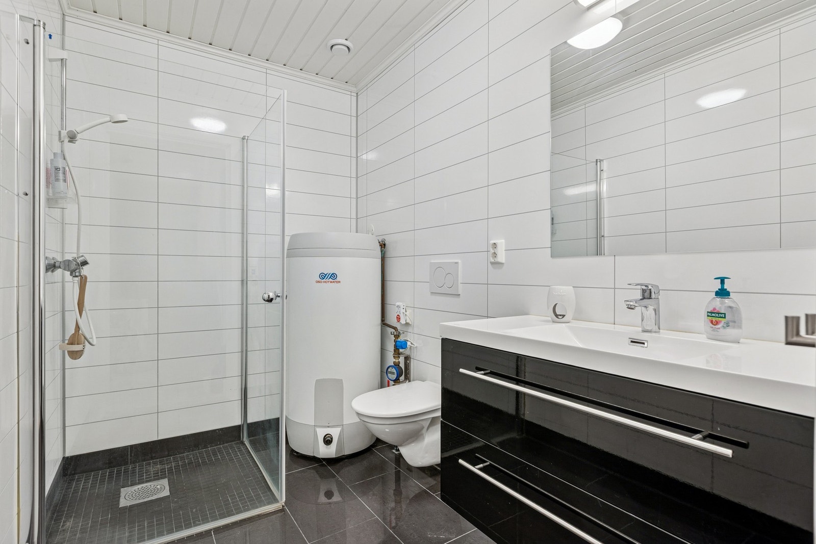 Med to bad i huset får familien en svært fleksibel hverdag, og rommene er utformet med smarte oppbevaringsløsninger som gjør det enkelt å holde orden. Galleribilde