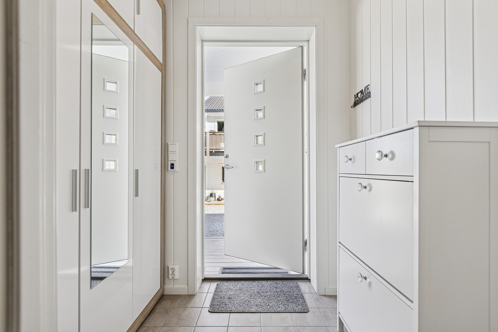 Her er det plass til garderobeløsning for yttertøy og sko, slik at familien får en ryddig og funksjonell inngangssone. Galleribilde