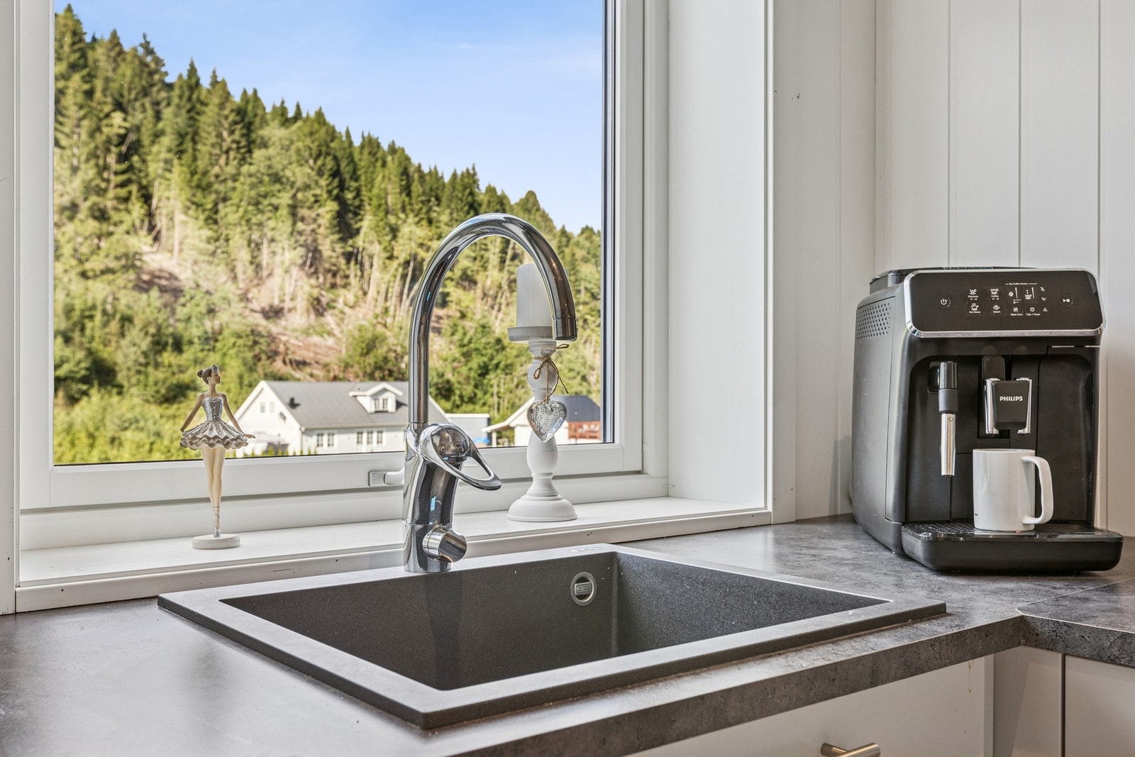 Fra kjøkkenet har du flott utsikt mot rolige og naturnære omgivelser som skaper en behagelig atmosfære i hverdagen. Galleribilde