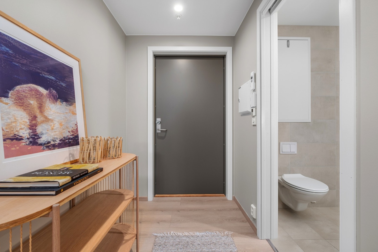 Lys og innbydende entré. Galleribilde