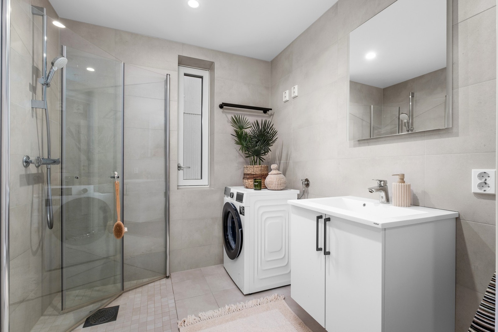 Badet har varme i gulvet samt opplegg for vaskemaskin. Galleribilde