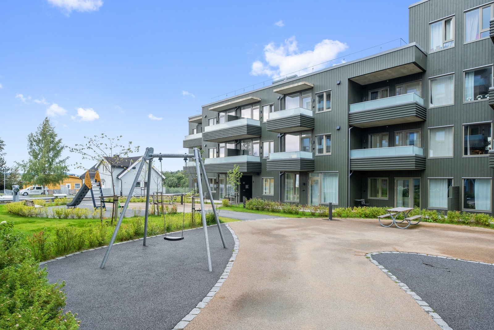 Fra boligen har du gangavstand til alt man trenger i det daglige samt buss og togstasjon. Galleribilde