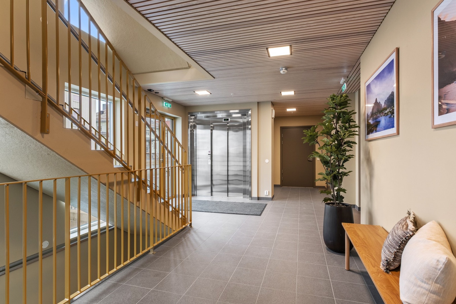 Svært romslig fellesgang. Galleribilde