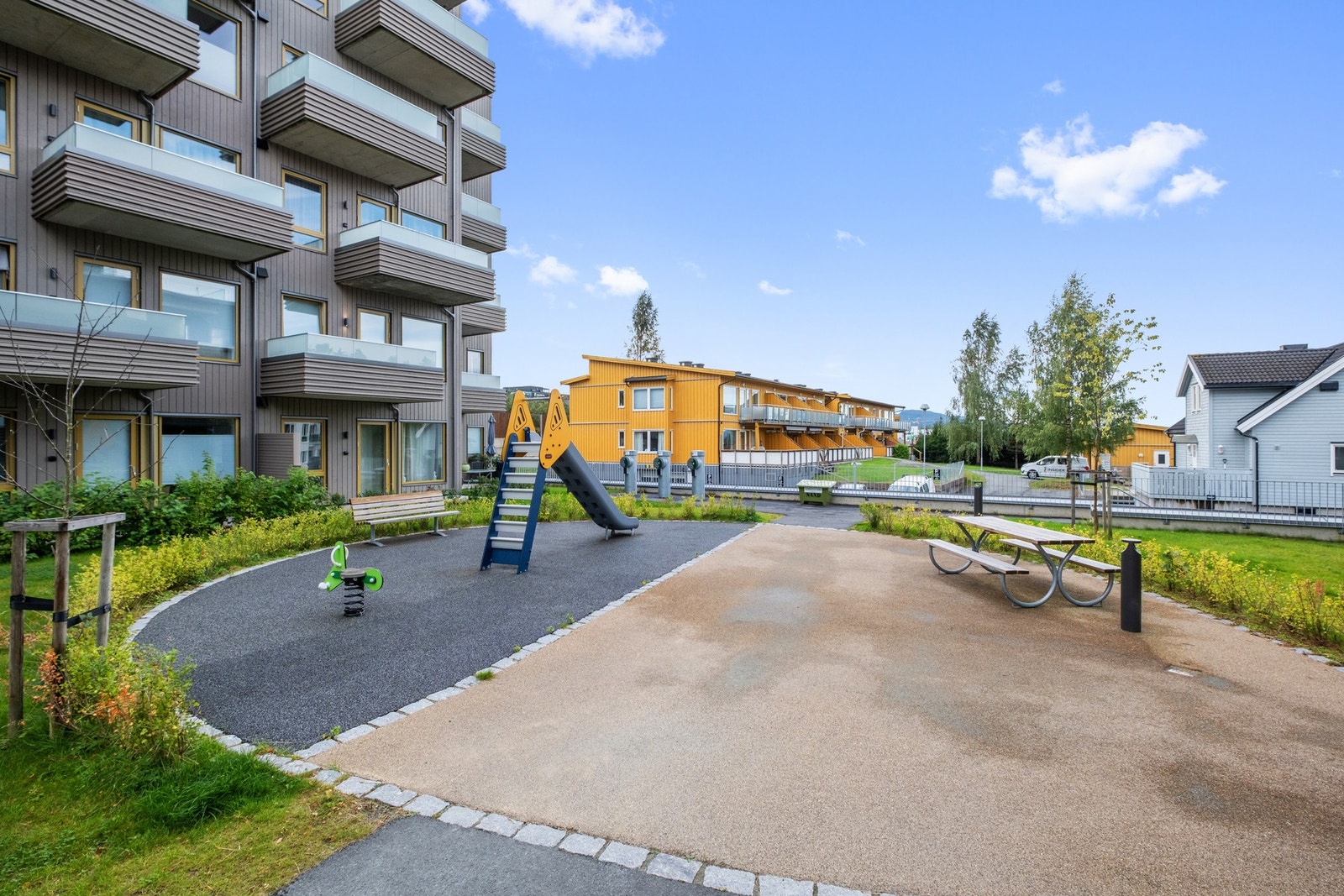 Tunet er flott opparbeidet med lekeplasser og sittegrupper. Galleribilde