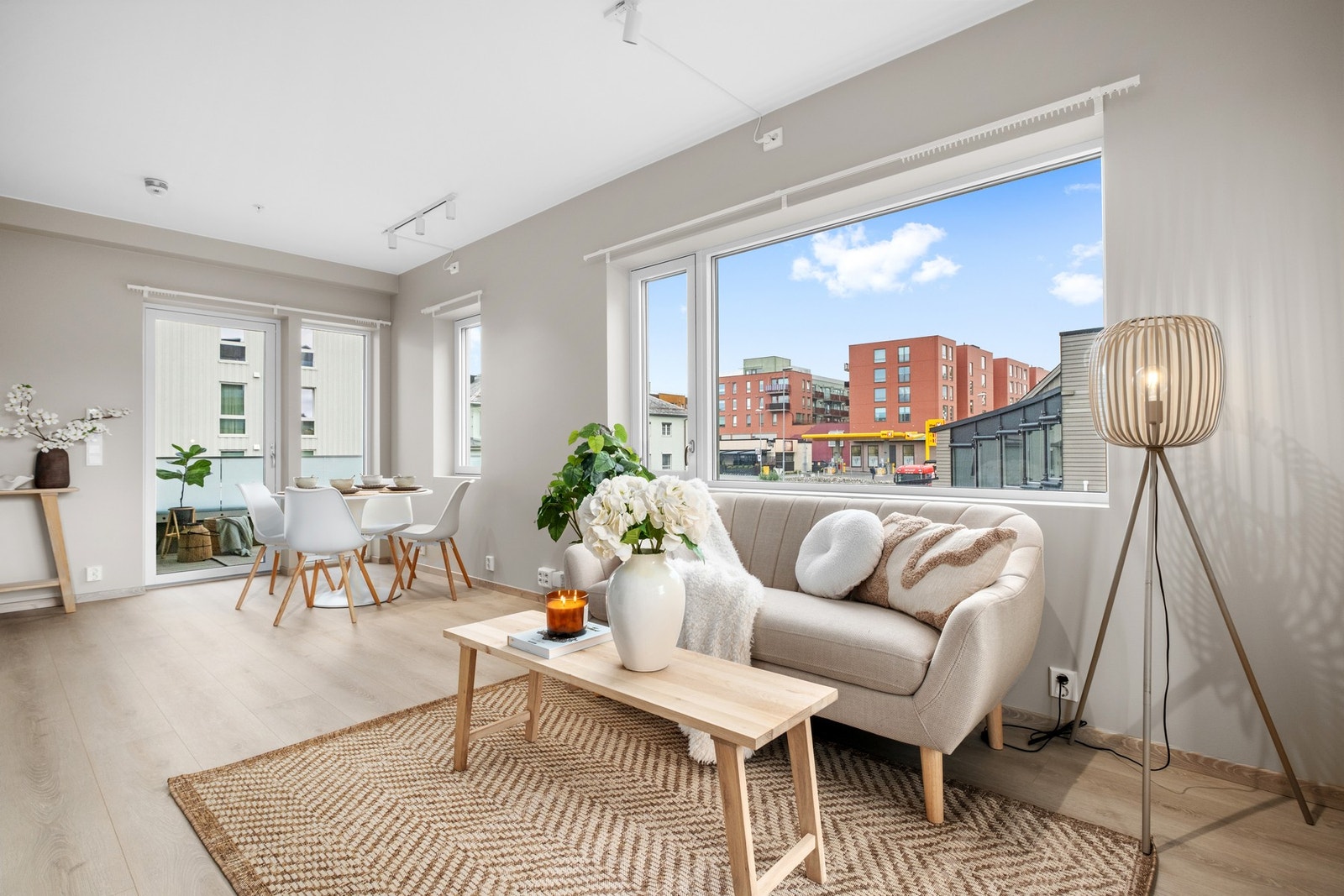 Endebeliggenheten gjør at leiligheten har ekstra lysinnslipp. Galleribilde