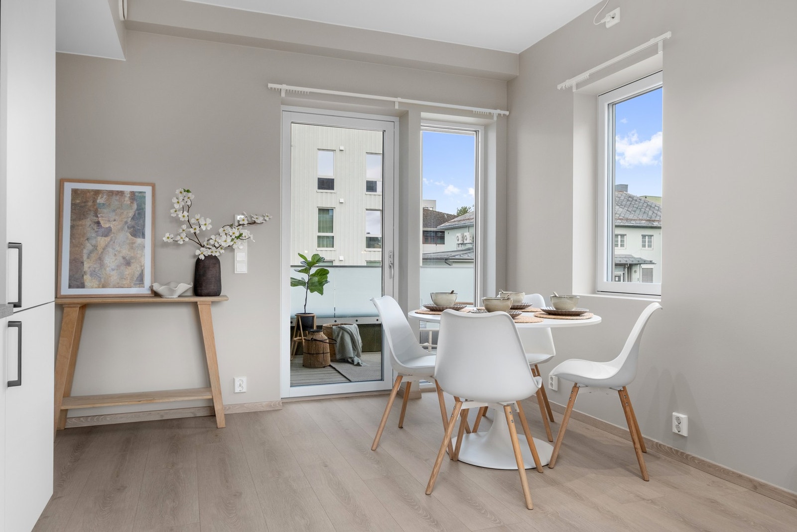 Fra spisegruppen er det en naturlig utgang til balkong nummer 2. Galleribilde