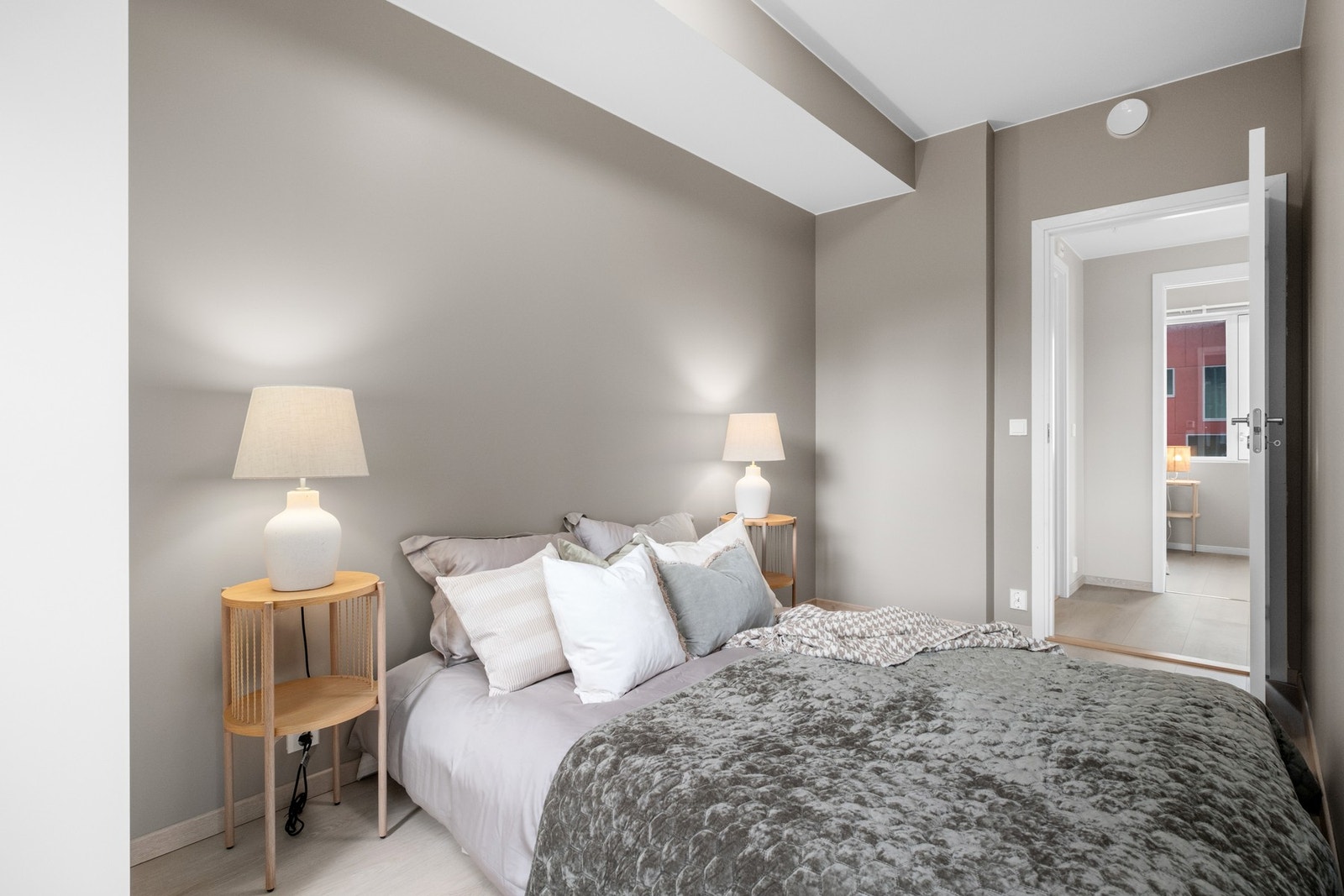 God plass til seng og garderobeskap. Galleribilde