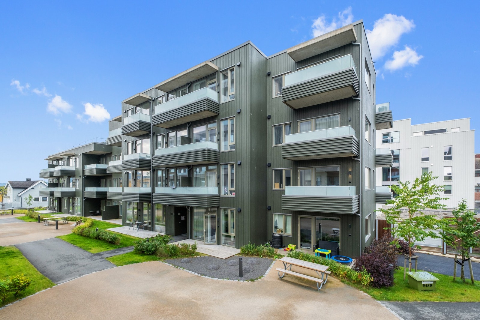 Leiligheten ligger midt i hjertet av Heimdal sentrum. Galleribilde