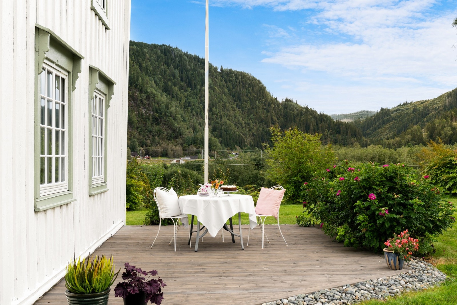 Uteplass på enden av hovedbygningen. Galleribilde