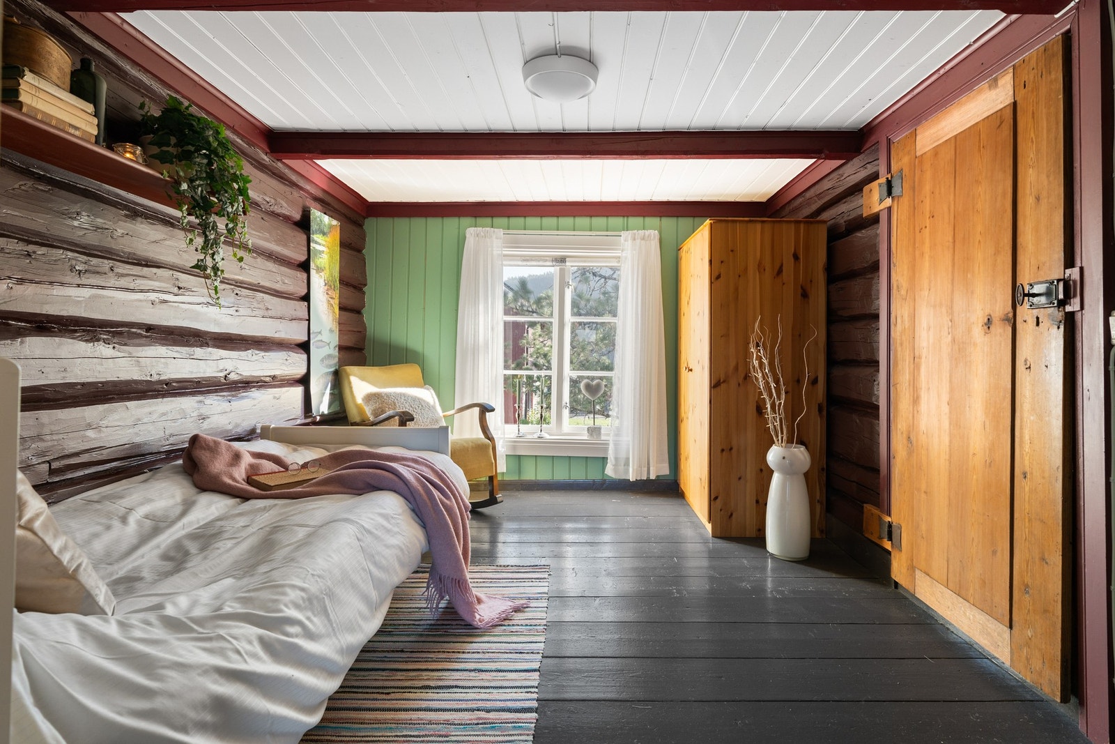 Mye av det opprinnelige er bevart på gjesterommene i den gamle masstua - som har navn etter livet i elva - her fra "Smolten" Galleribilde