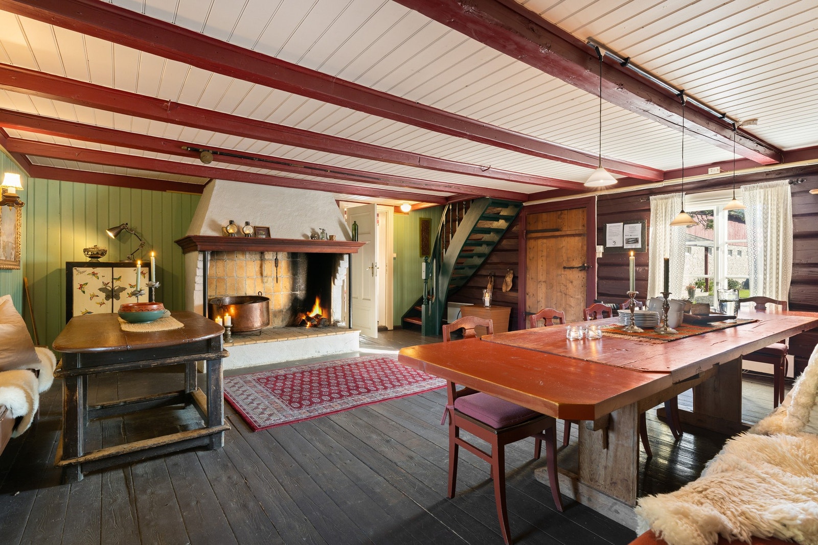 Midtstua i masstu med langbord og staslig peis er et behagelig sted å hvile etter en flott stund i elva. Galleribilde