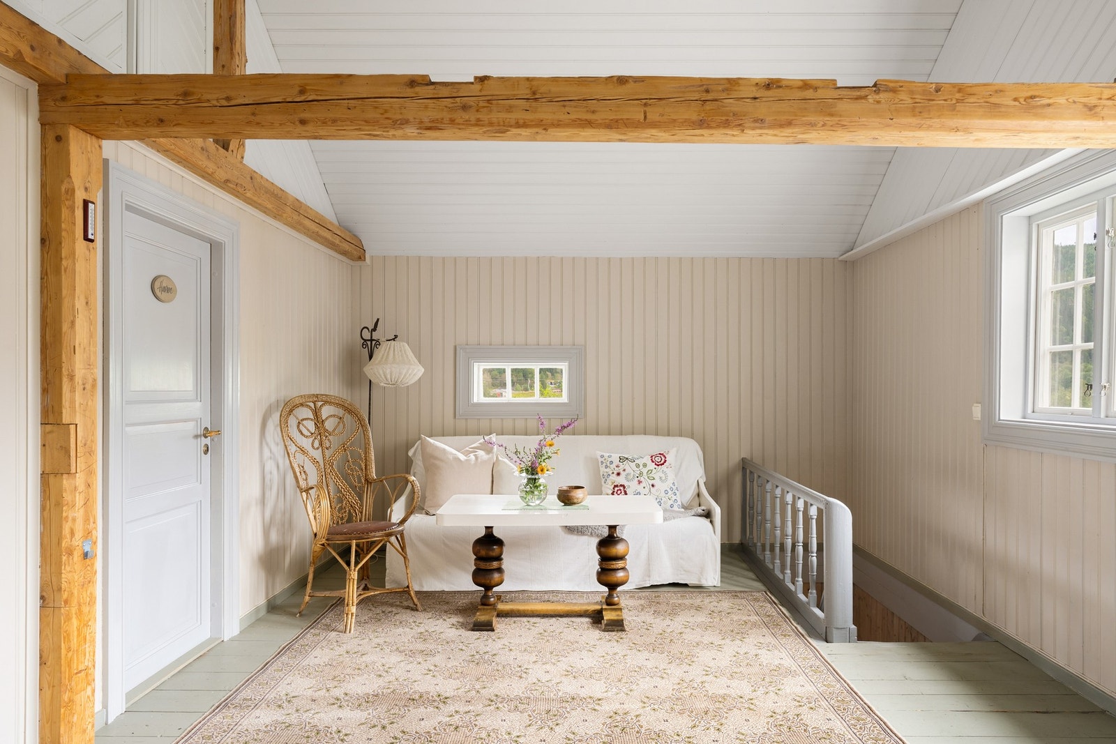 Ved restaurering av stabburet er det mye gjenbruk av opprinnelig materiale, reisverket synes og det er valgt duse fargekombinasjoner. Galleribilde