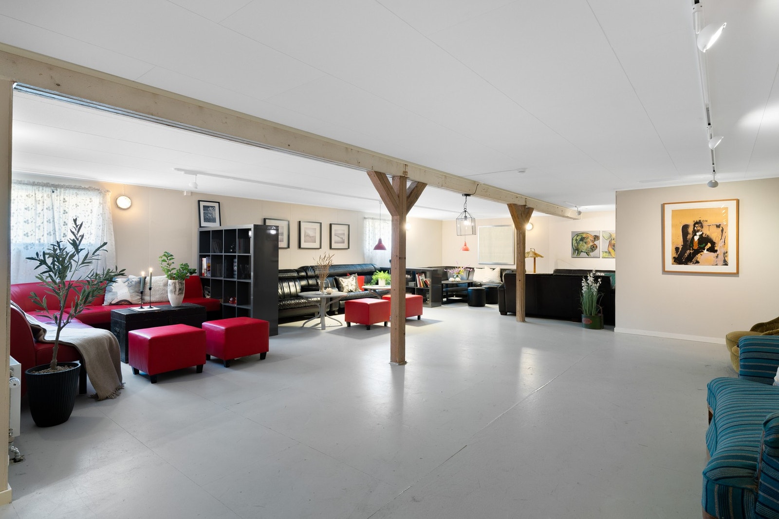 Ei stor stue i fjøset der konferansedeltakerne kan slappe av. Galleribilde