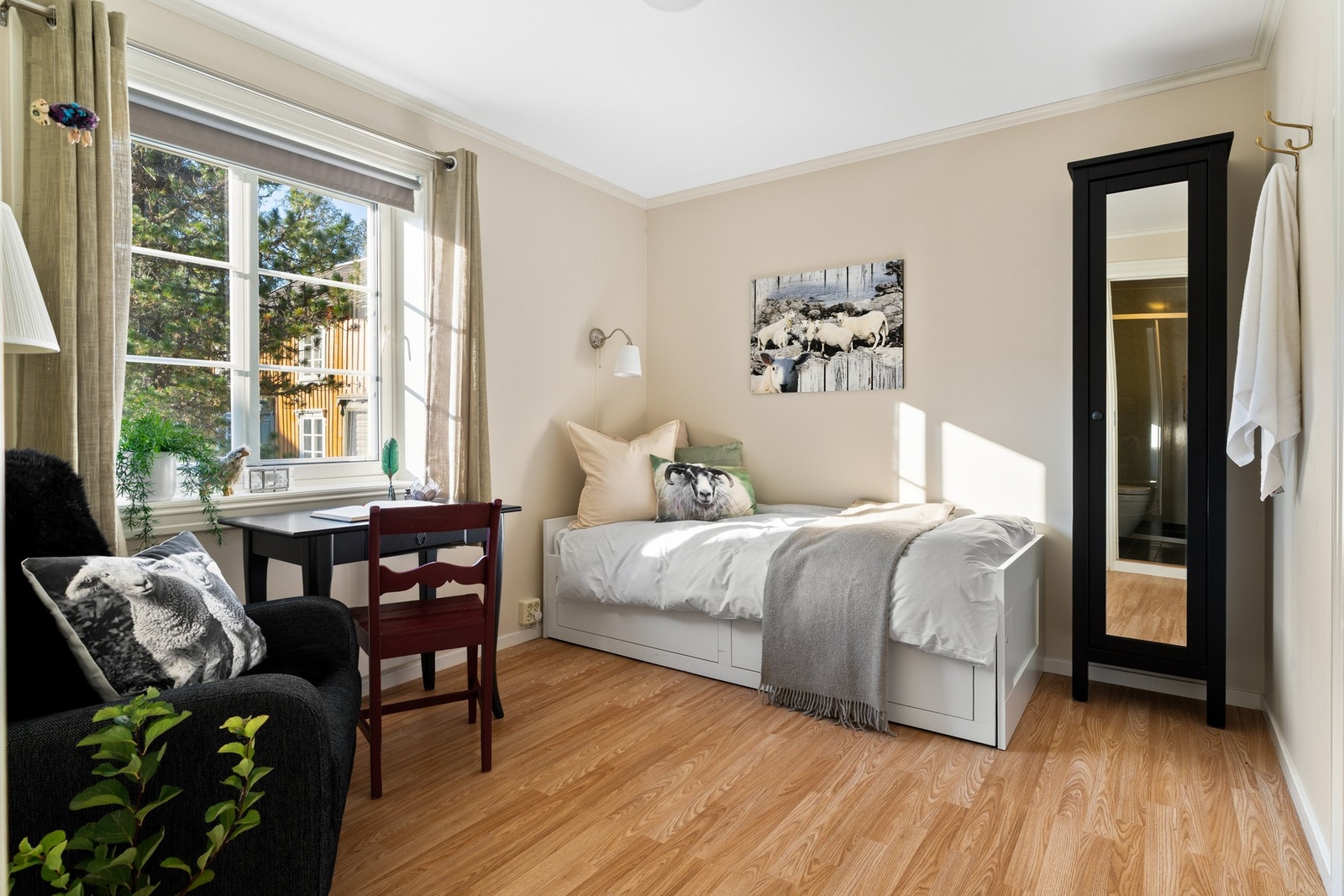 Det er fire gjesterom med bad i fjøset. Rommene har navn etter husdyr - her fra Sauen. Galleribilde