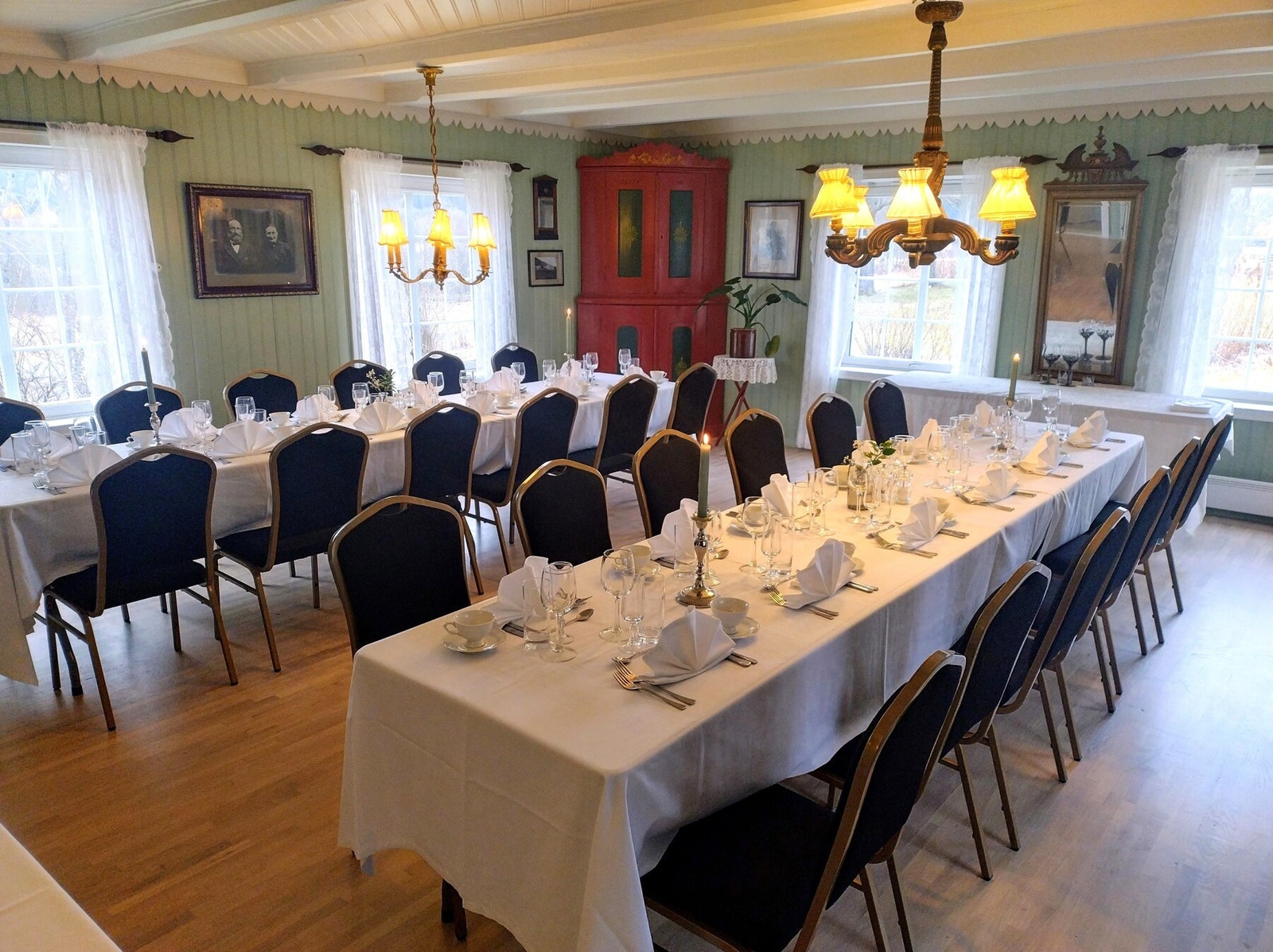 Ved enkelte anledninger brukes også hovedstua til servering. Galleribilde