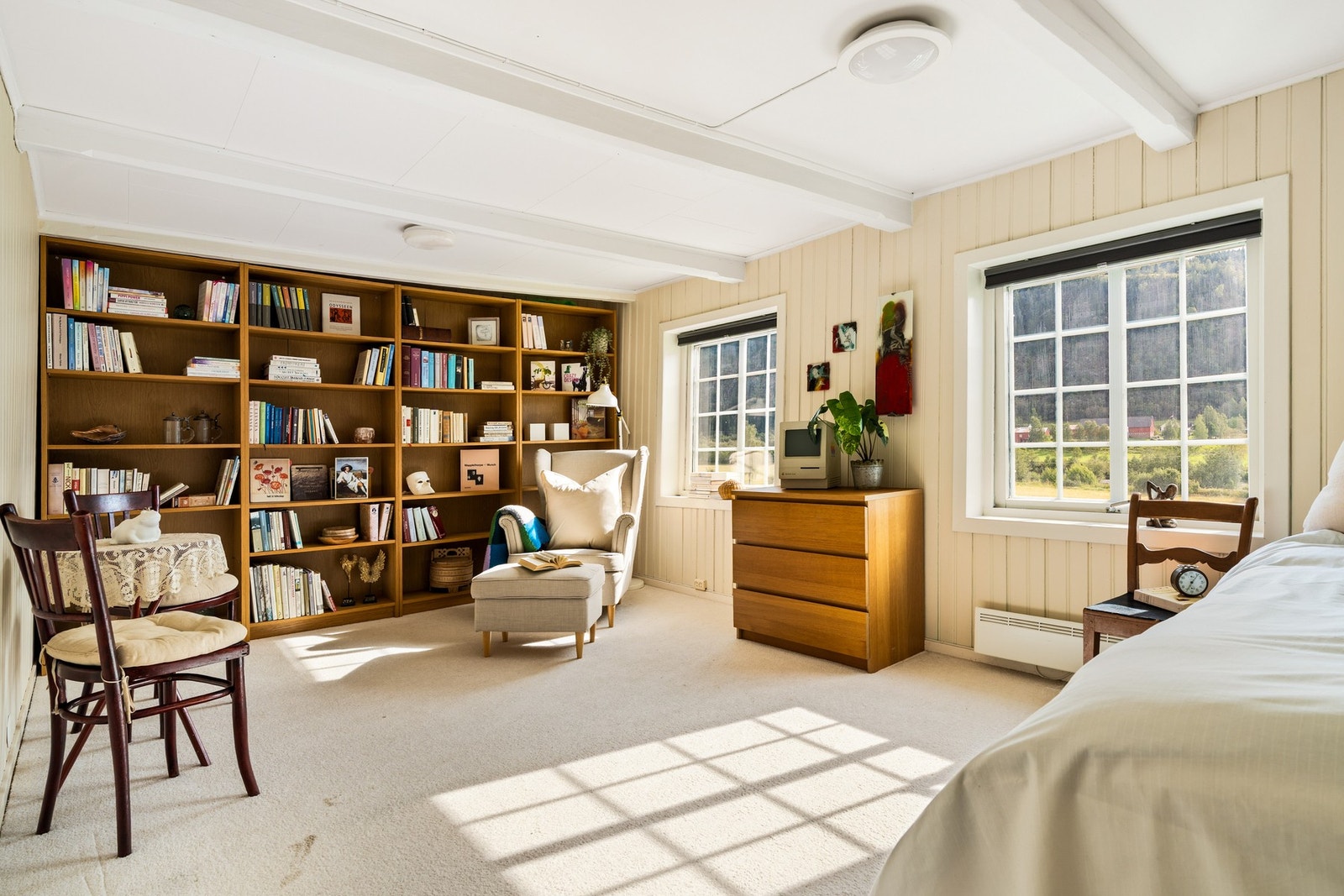 Videre fra badet kommer du til et stort soverom - eller bibliotek som vi bruker det til. Galleribilde