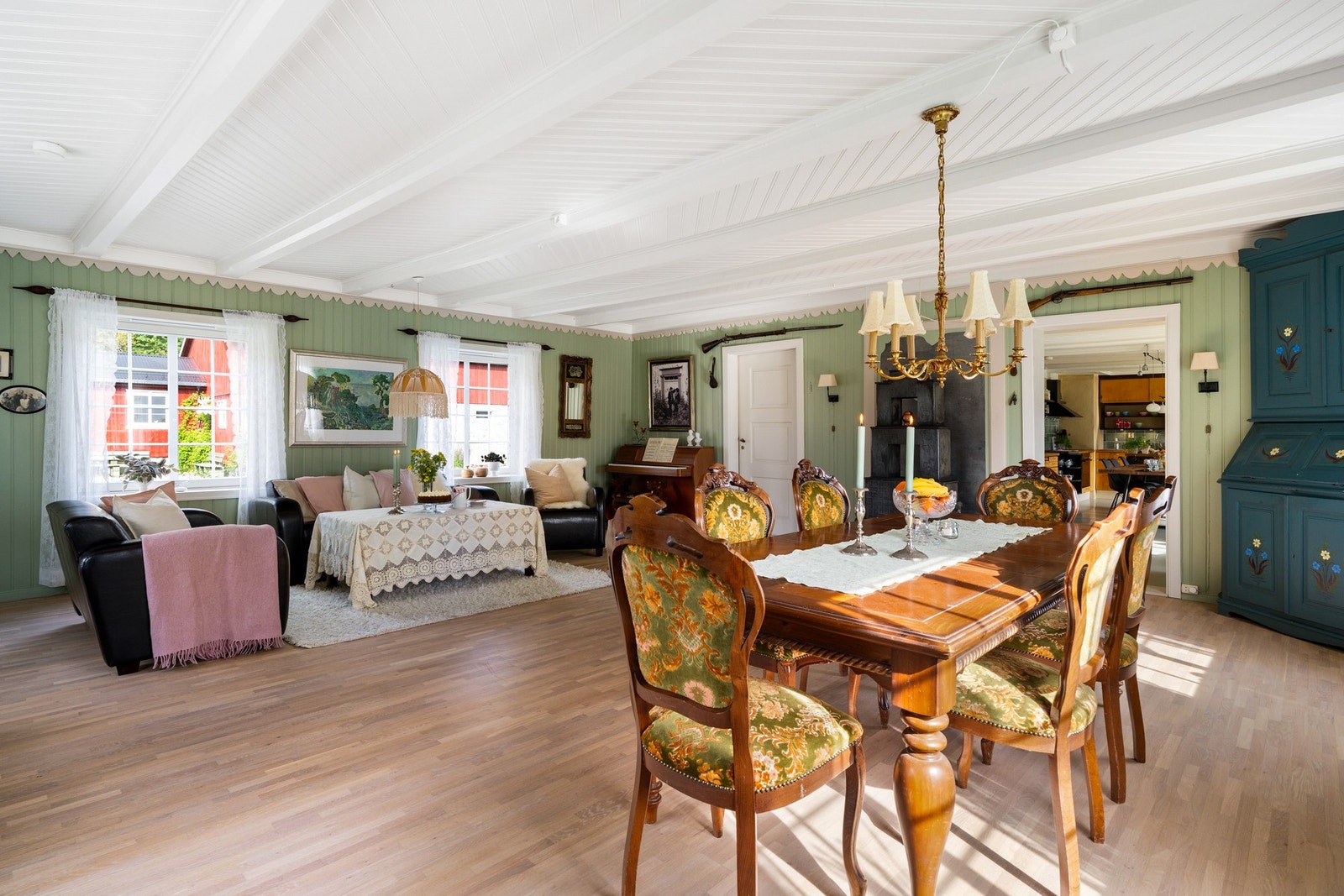 Det er god plass til både spisestue og salong i den tradisjonelle storstua. Galleribilde