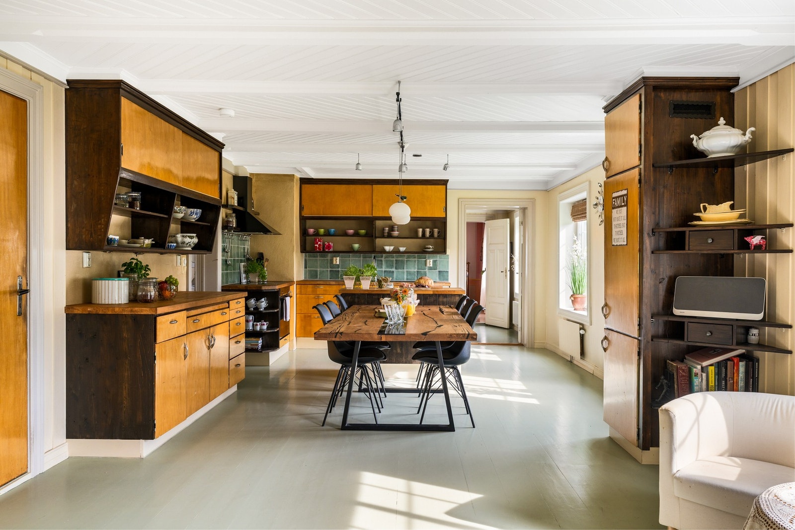 Fra storstua kommer du til et stort kjøkken med detaljer som viser bygningens historie. Galleribilde