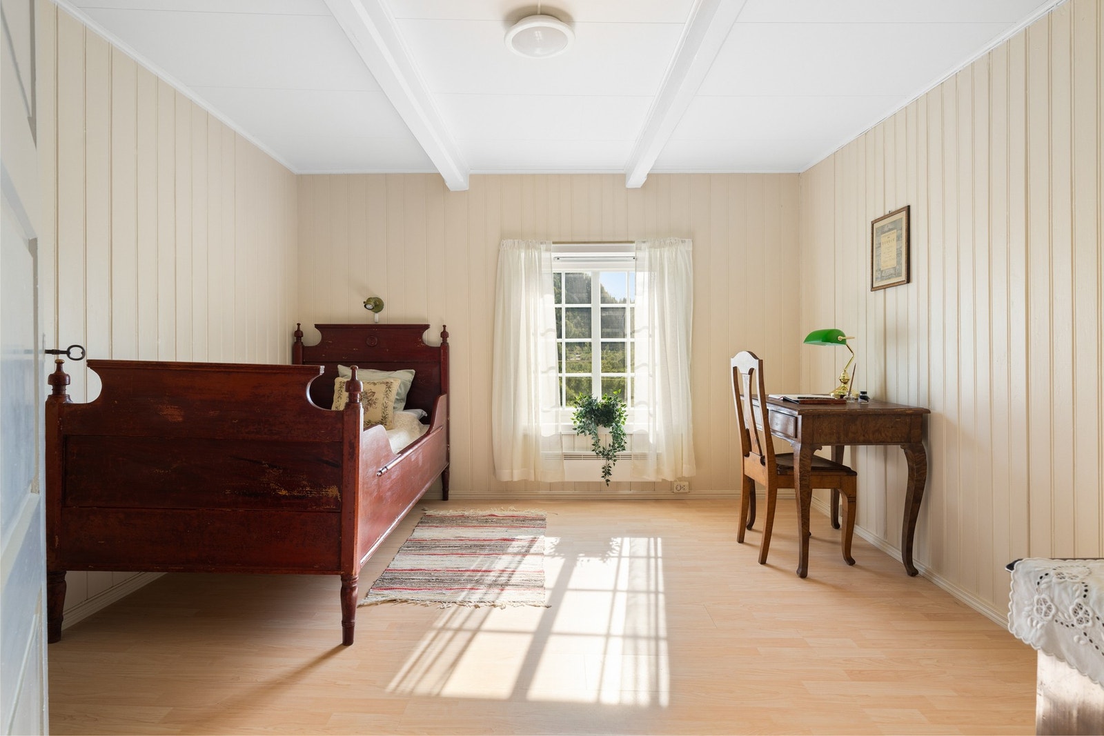 Videre utover 2.etasje finner du en gang med 4 soverom - her et soverom med vindu mot sør. Galleribilde