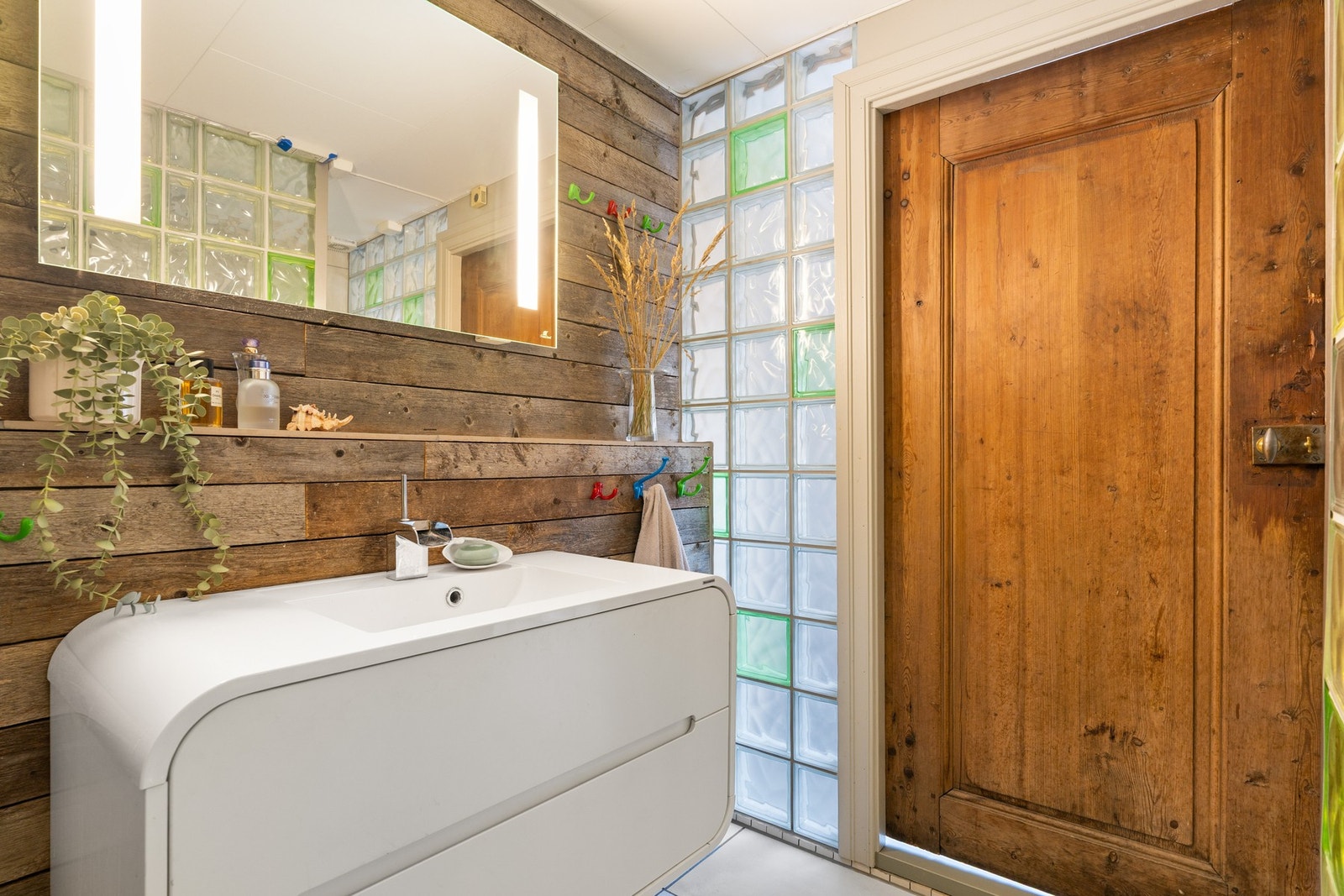 Badet har gjenbrukt potetkasser og ei gammel dør som skaper en lun stemning. Galleribilde