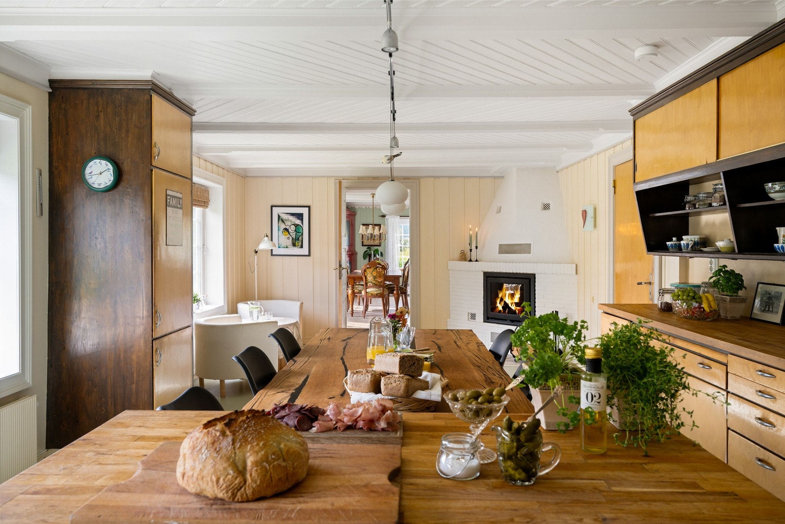 Fra kjøkkenøya kan kokken ha kontakt med resten av rommet. Galleribilde