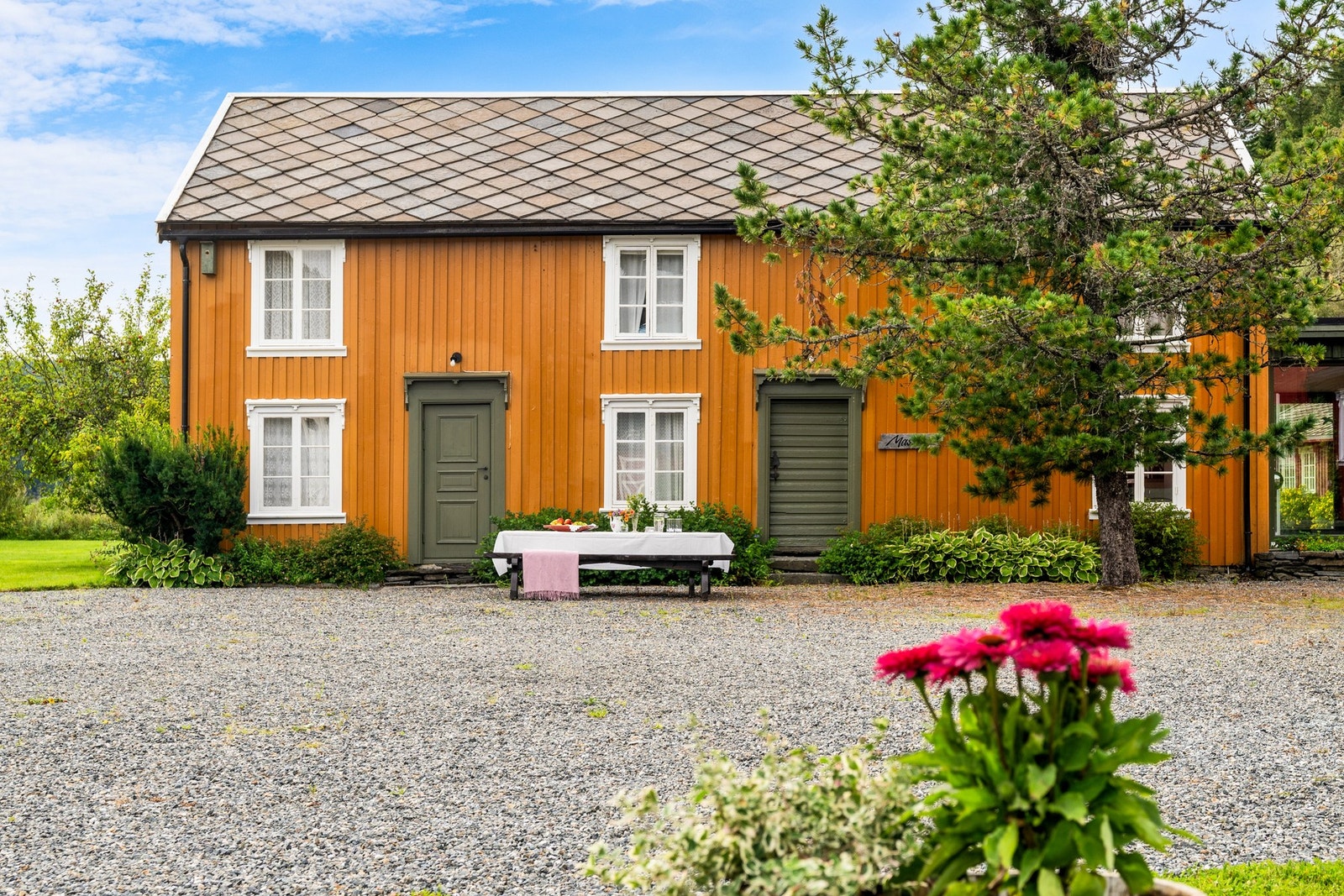 Den opprinnelige delen av masstu er fra 1700-tallet. Skjæreriet i furua er av en nyere dato. Galleribilde