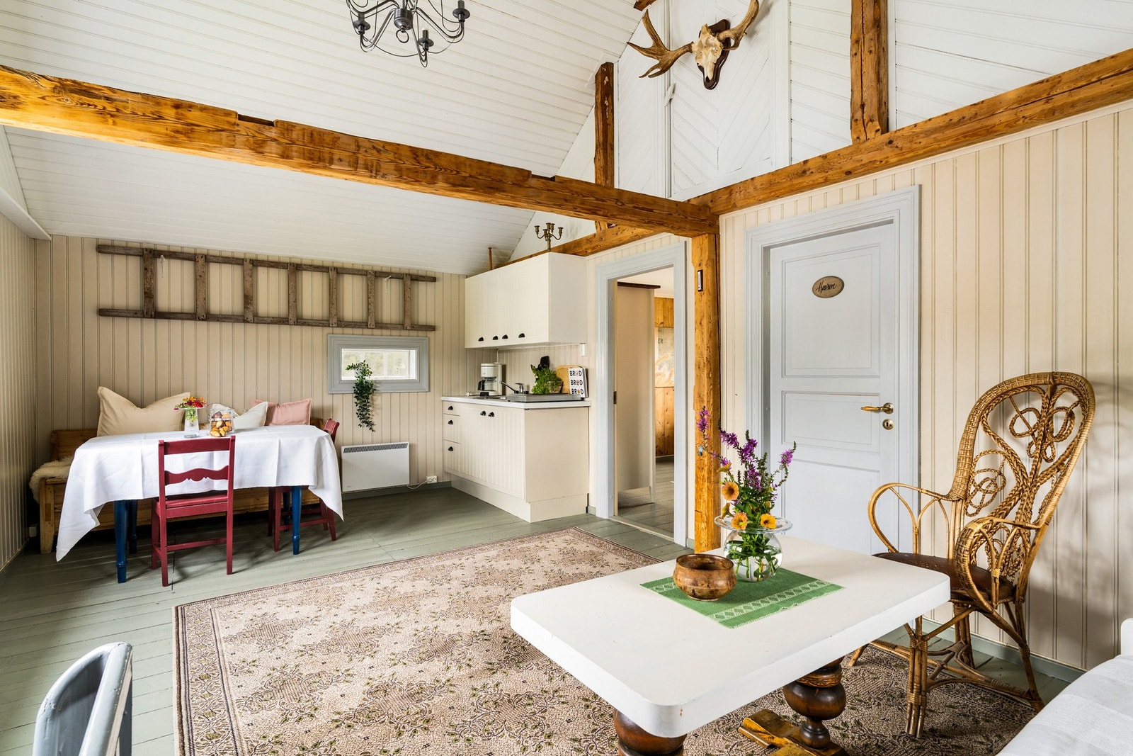 Annen etasje på stabburet med en sofagruppe og et minikjøkken- Galleribilde