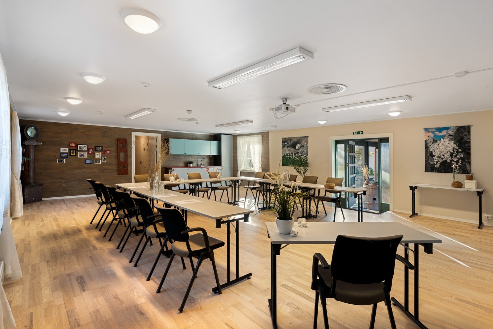 Konferanserommet har plass til ca 25 personer i hestesko-oppsett. Galleribilde