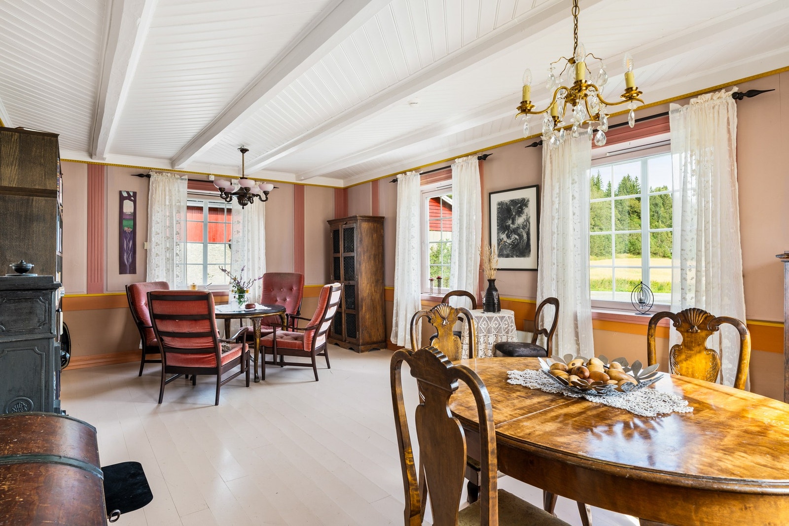 I den andre enden av første etasje finner du enda ei stue - med speilpanel og opprinnelige farger. Galleribilde