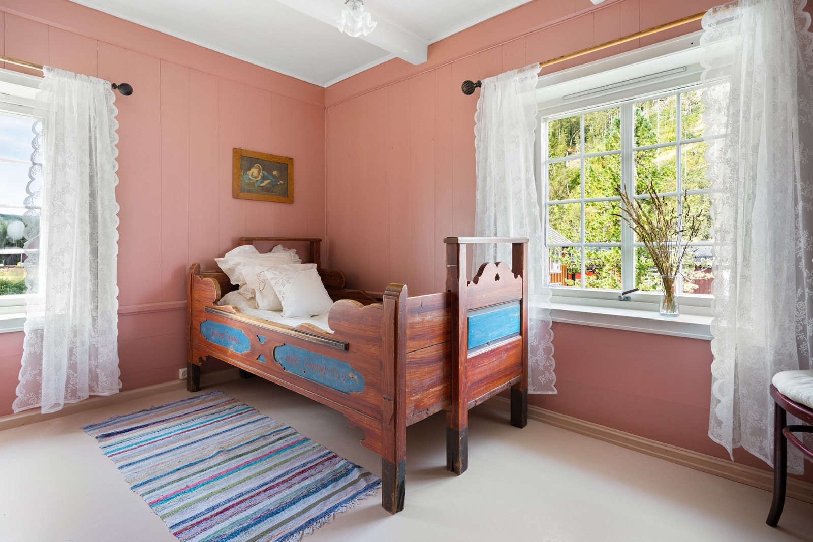 På andre siden av gangen finner du et lite soverom med vegger i opprinnelig farge. Galleribilde