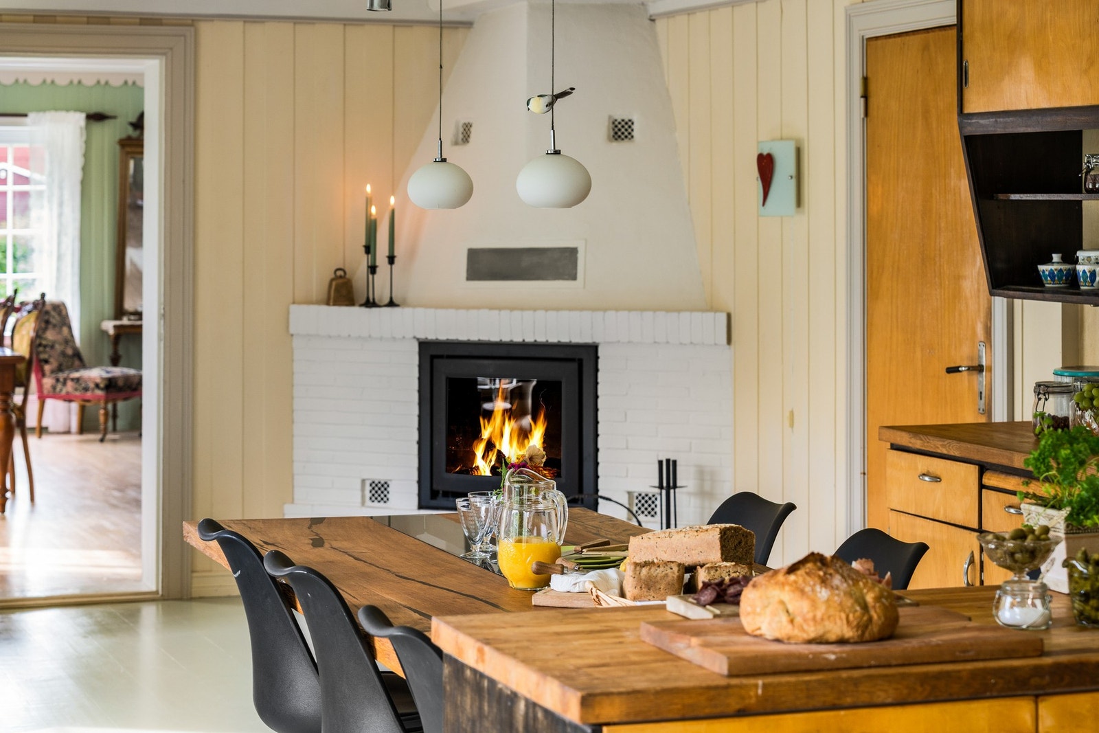 Kjøkkenet har også en peis som skaper varme og god stemning. Galleribilde